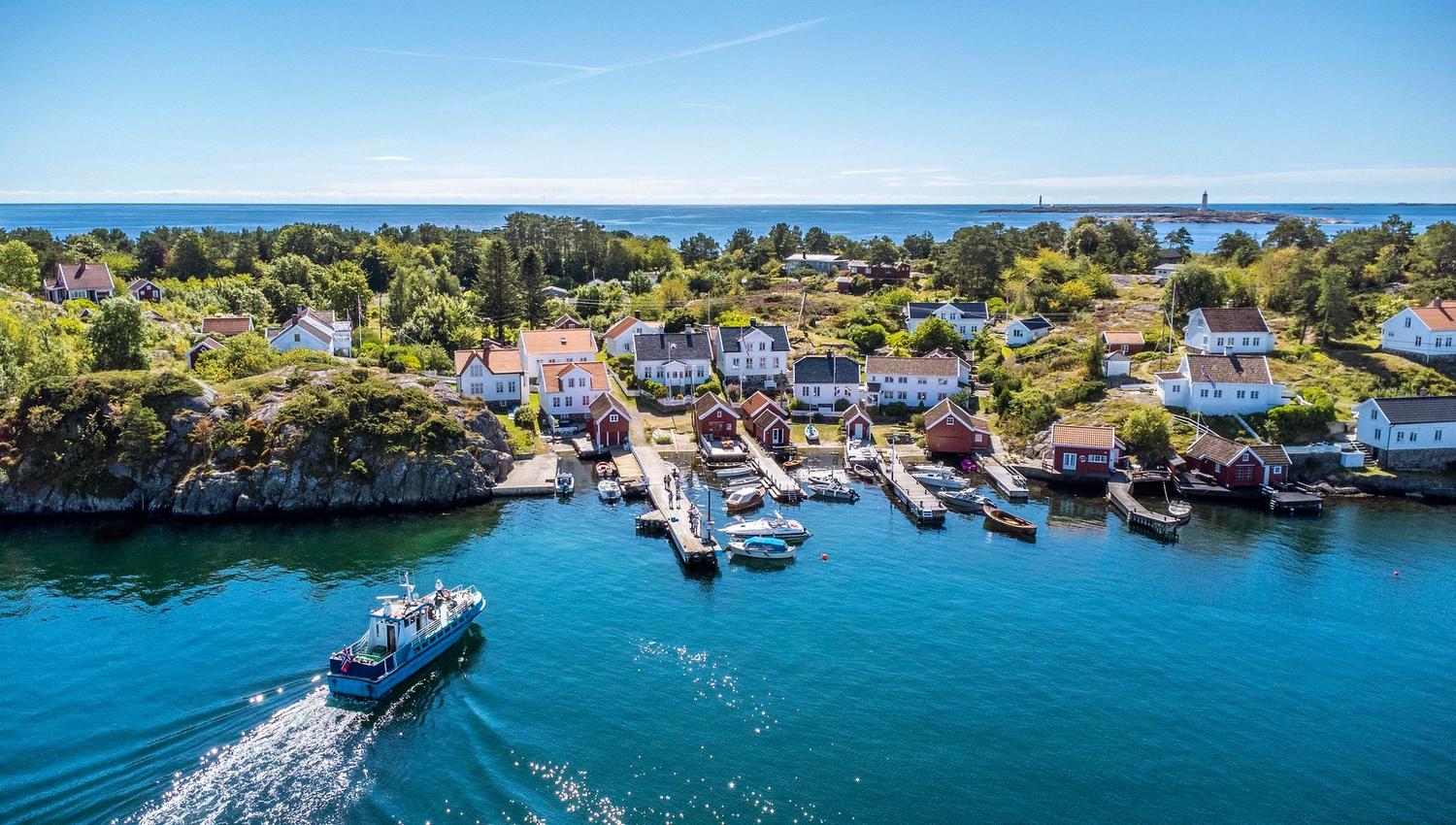 Merdøfergen MF Merdø kjører inn mot kai - Merdø i Arendal