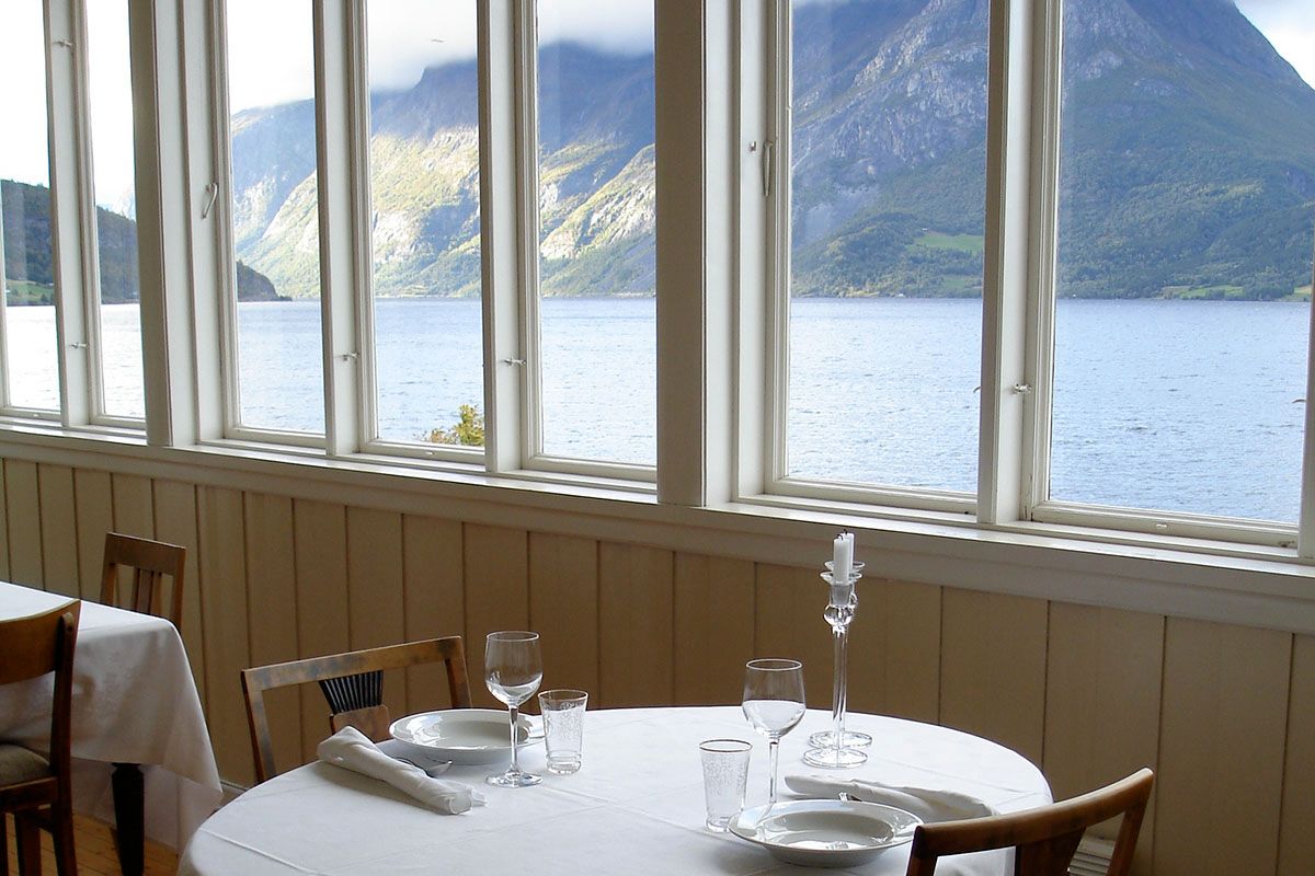 Fra sisesalen på Sommerhotellet ser man utover Vangsmjøsa og fjellene.