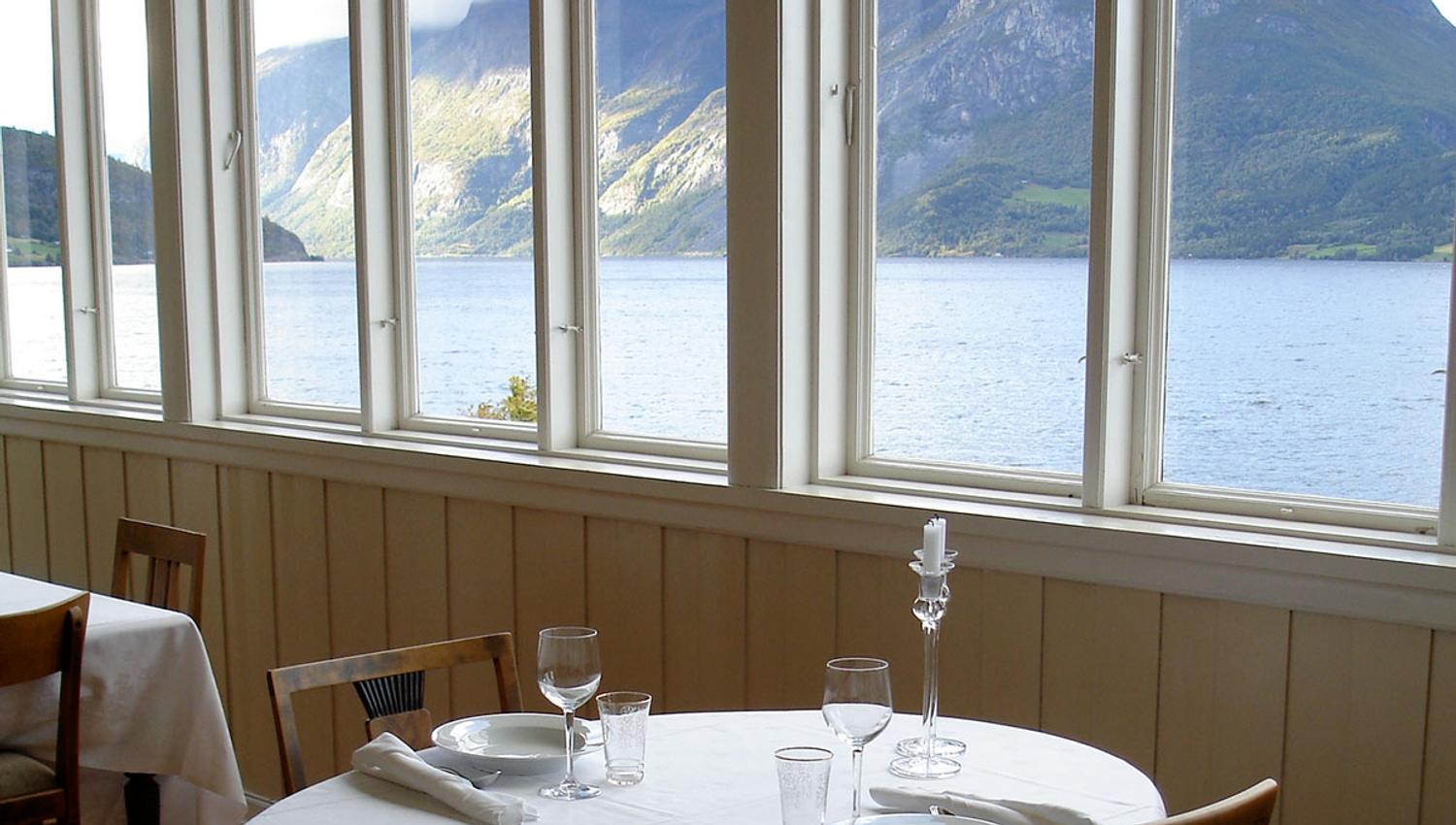 Fra sisesalen på Sommerhotellet ser man utover Vangsmjøsa og fjellene.