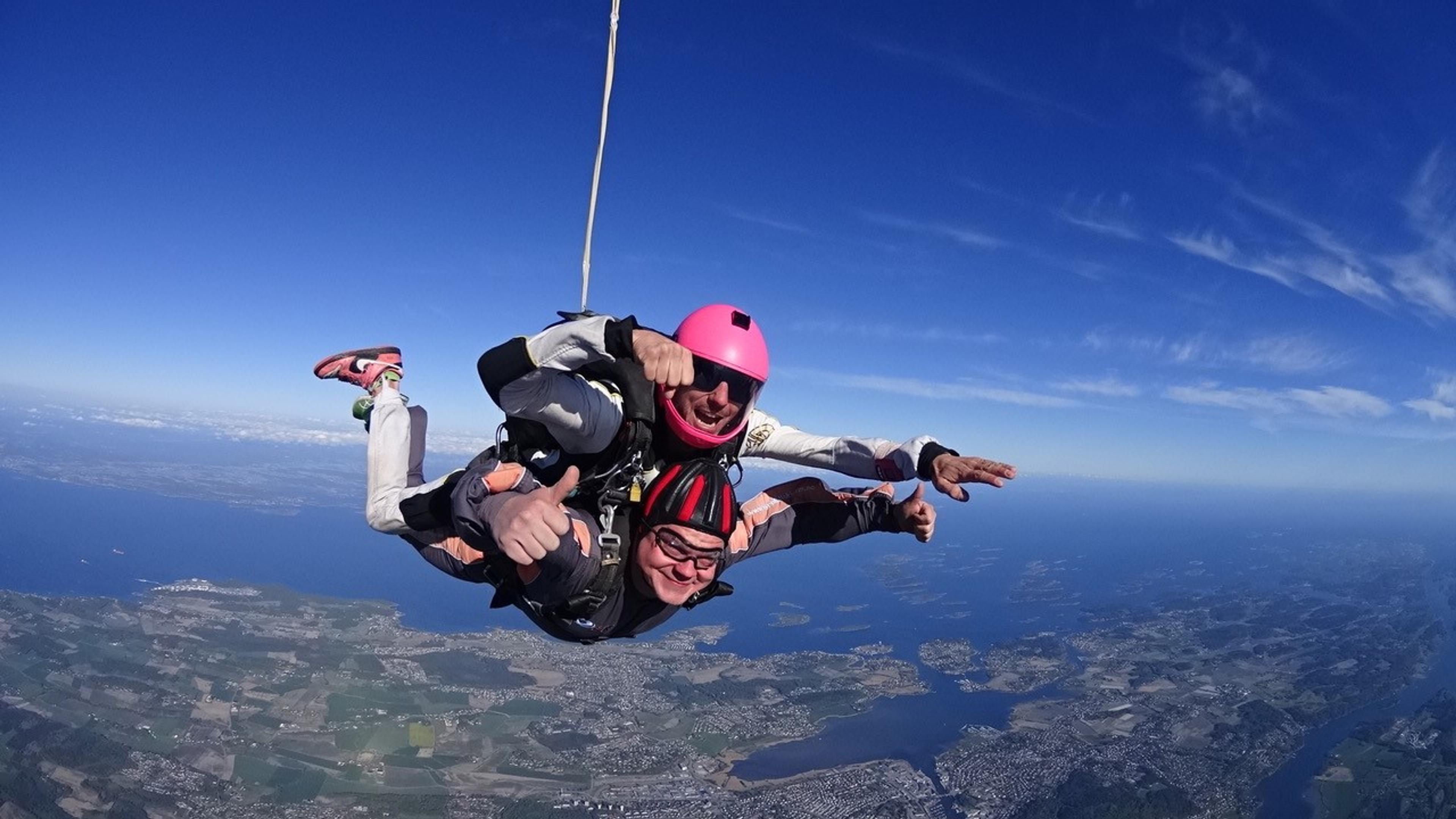 Two performing tandem jumps