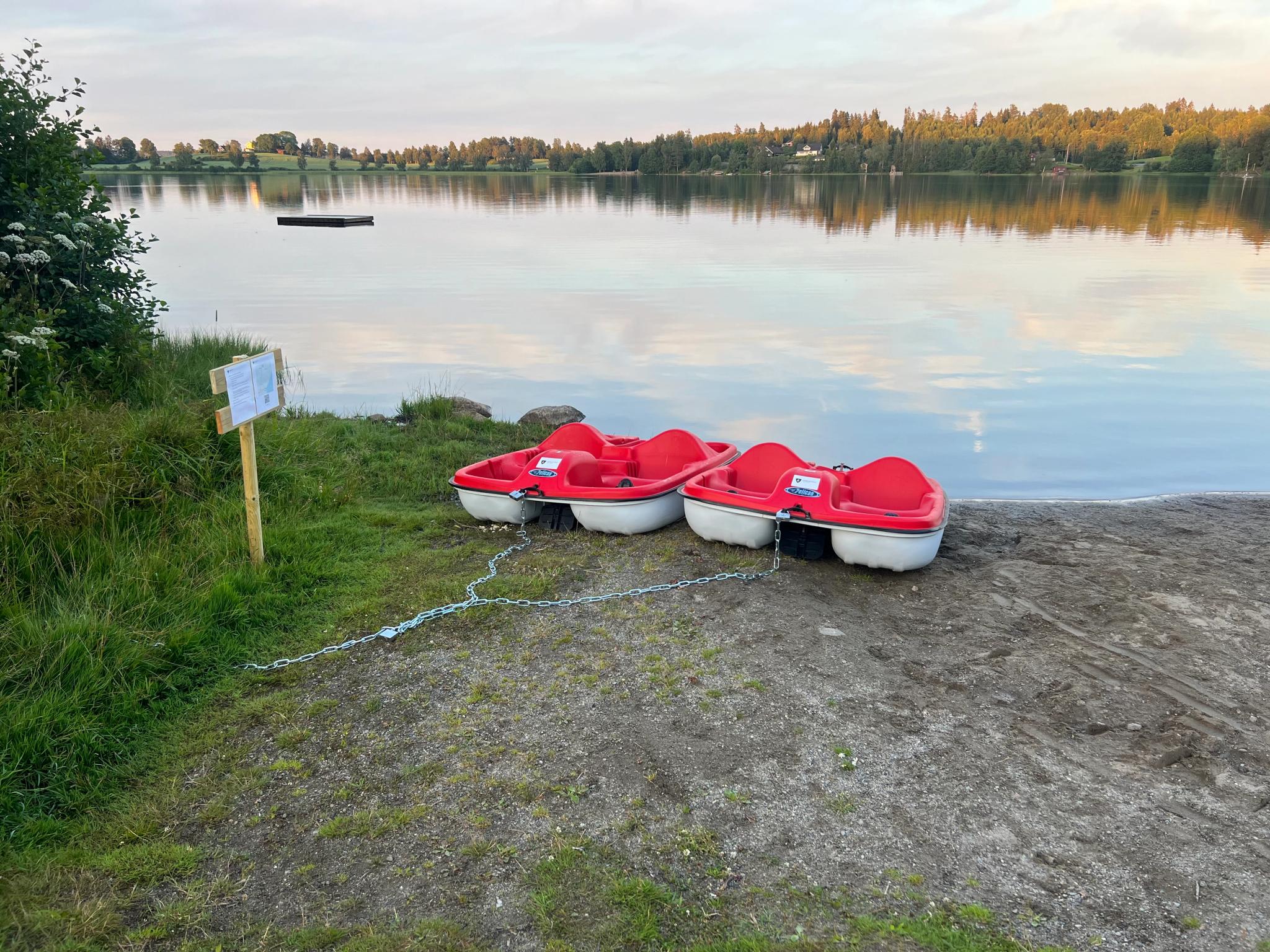 To tråkkebåter på land