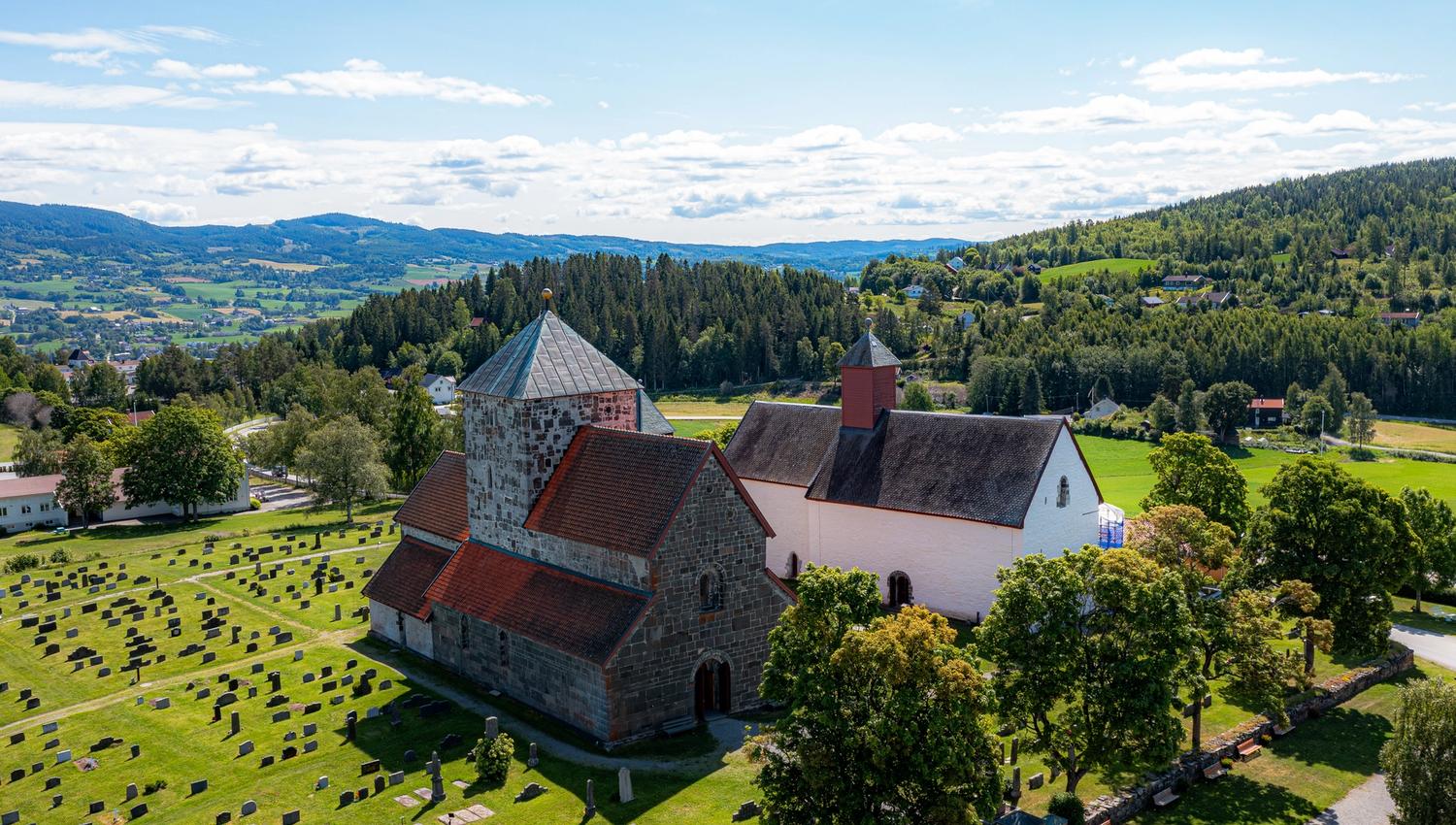 Søsterkirkene på Granavollen på Hadeland.
Dronebilde av Nikolaikirken og Mariakirken