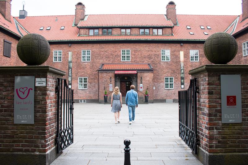 Two people on their way into the Haugar Art Museum