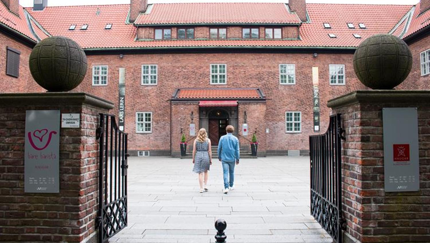 Two people on their way into the Haugar Art Museum
