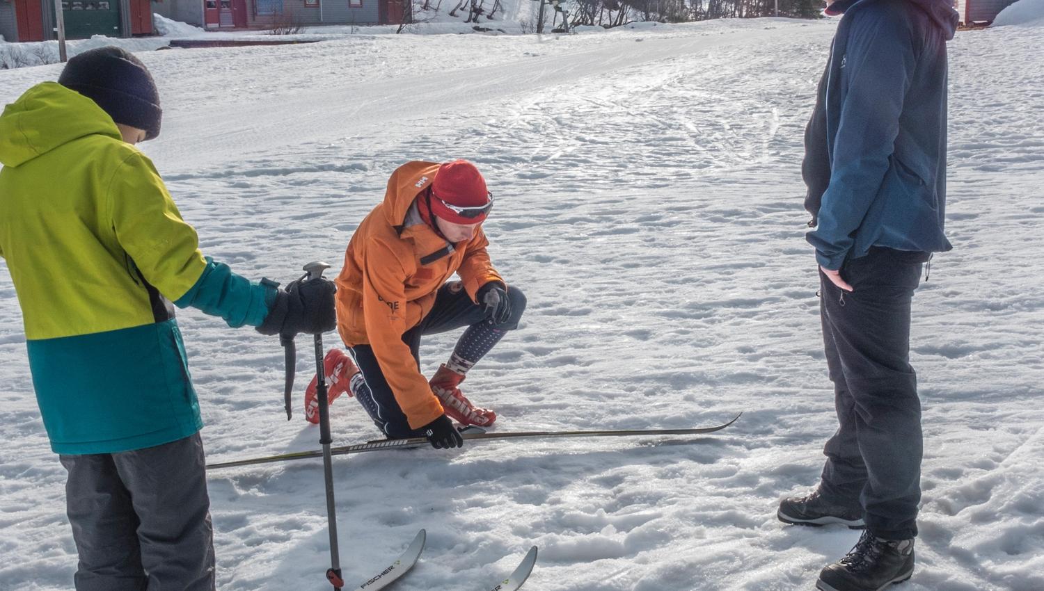 The guide teaches how to put on the skis