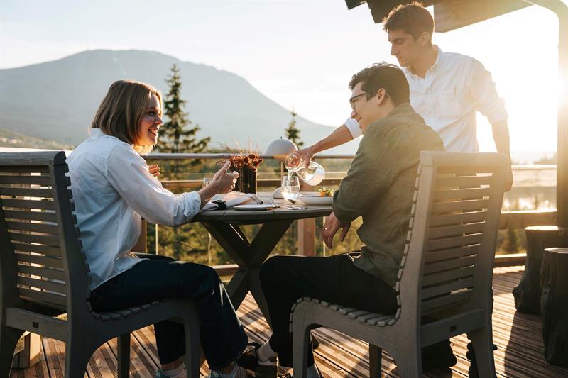 terrasse med utsikt mot Gaustatoppen