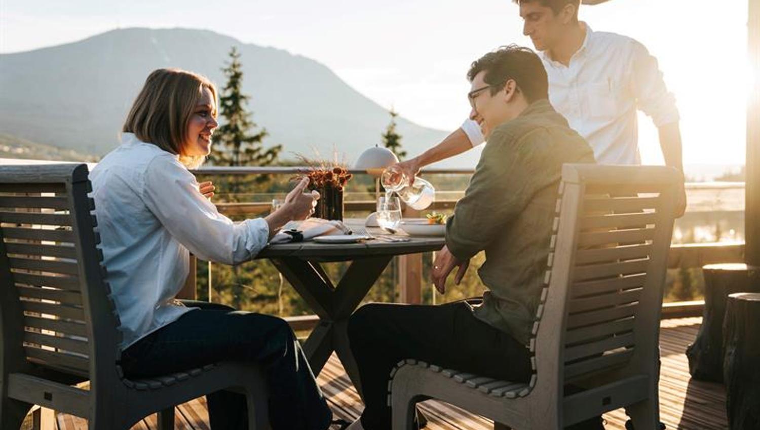 terrasse med utsikt mot Gaustatoppen
