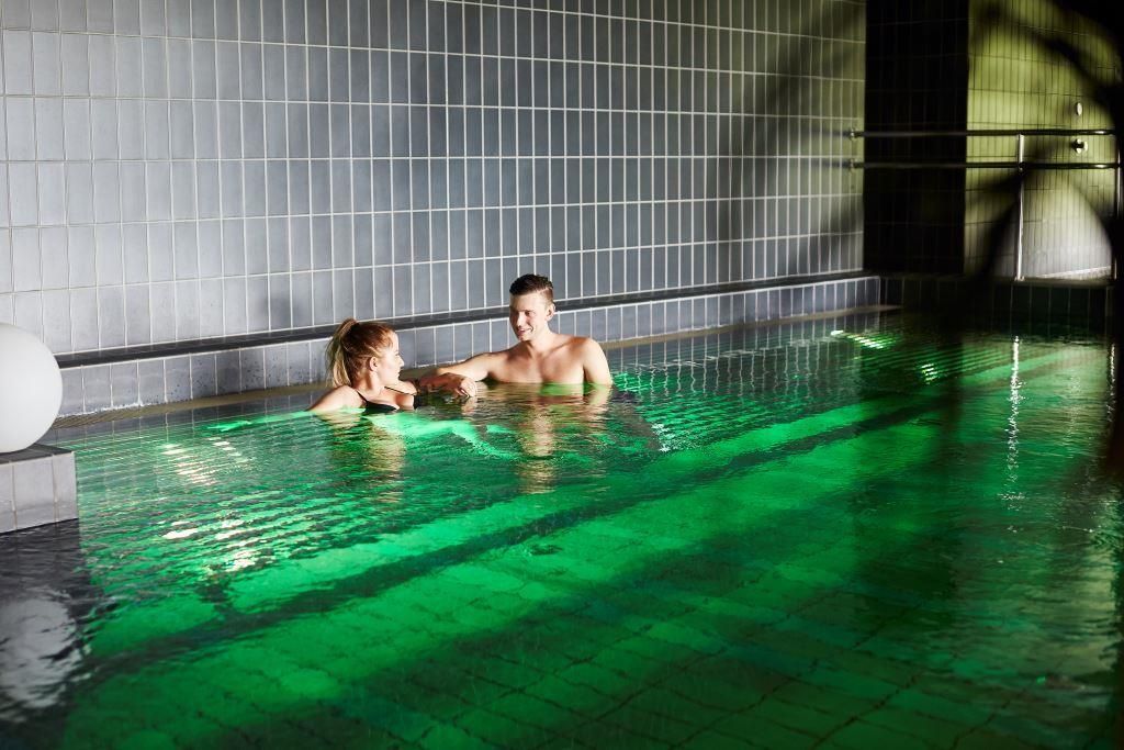 Velværeavdelingen i Ankerskogen. To personer i basseng