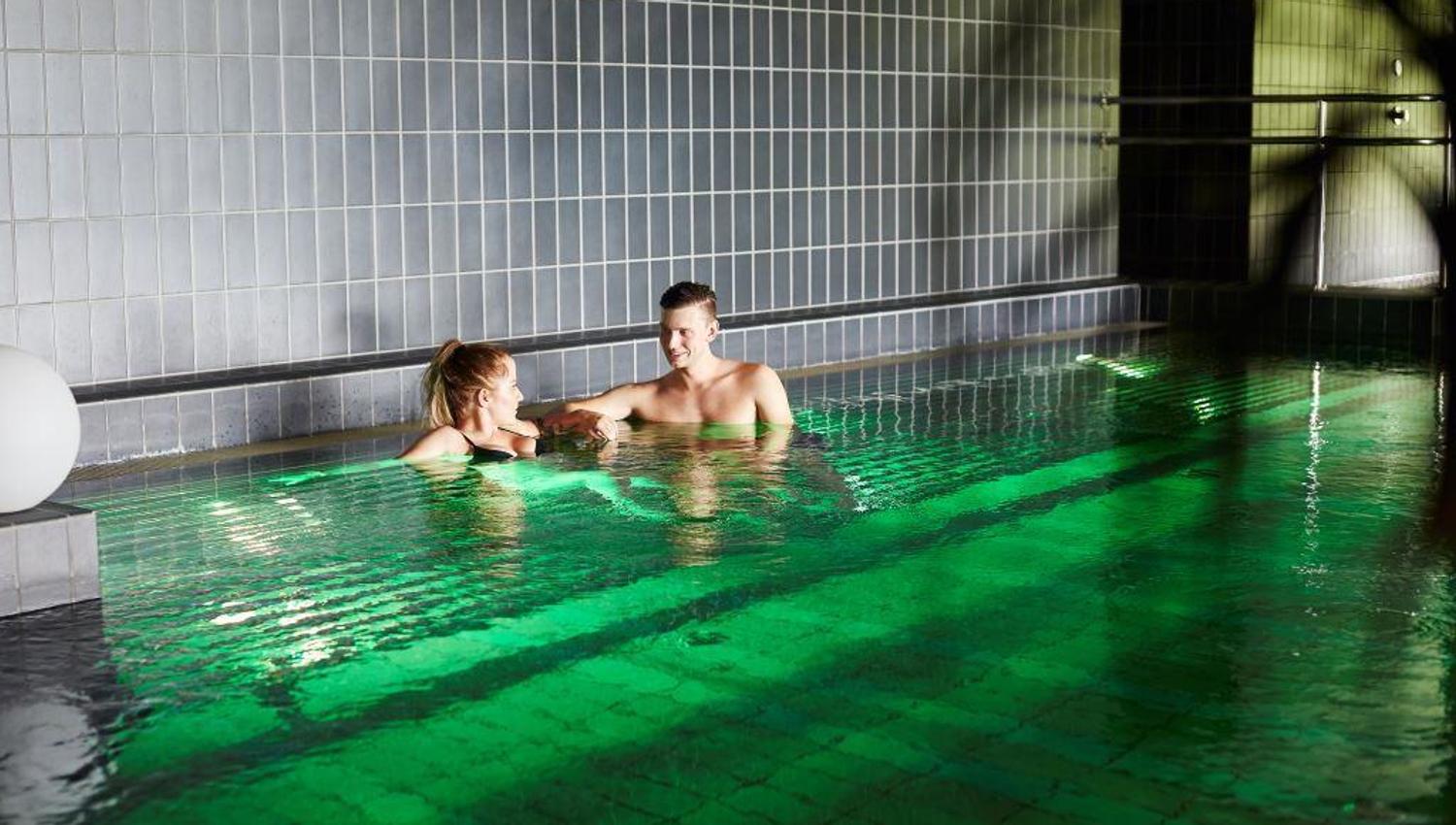 Velværeavdelingen i Ankerskogen. To personer i basseng