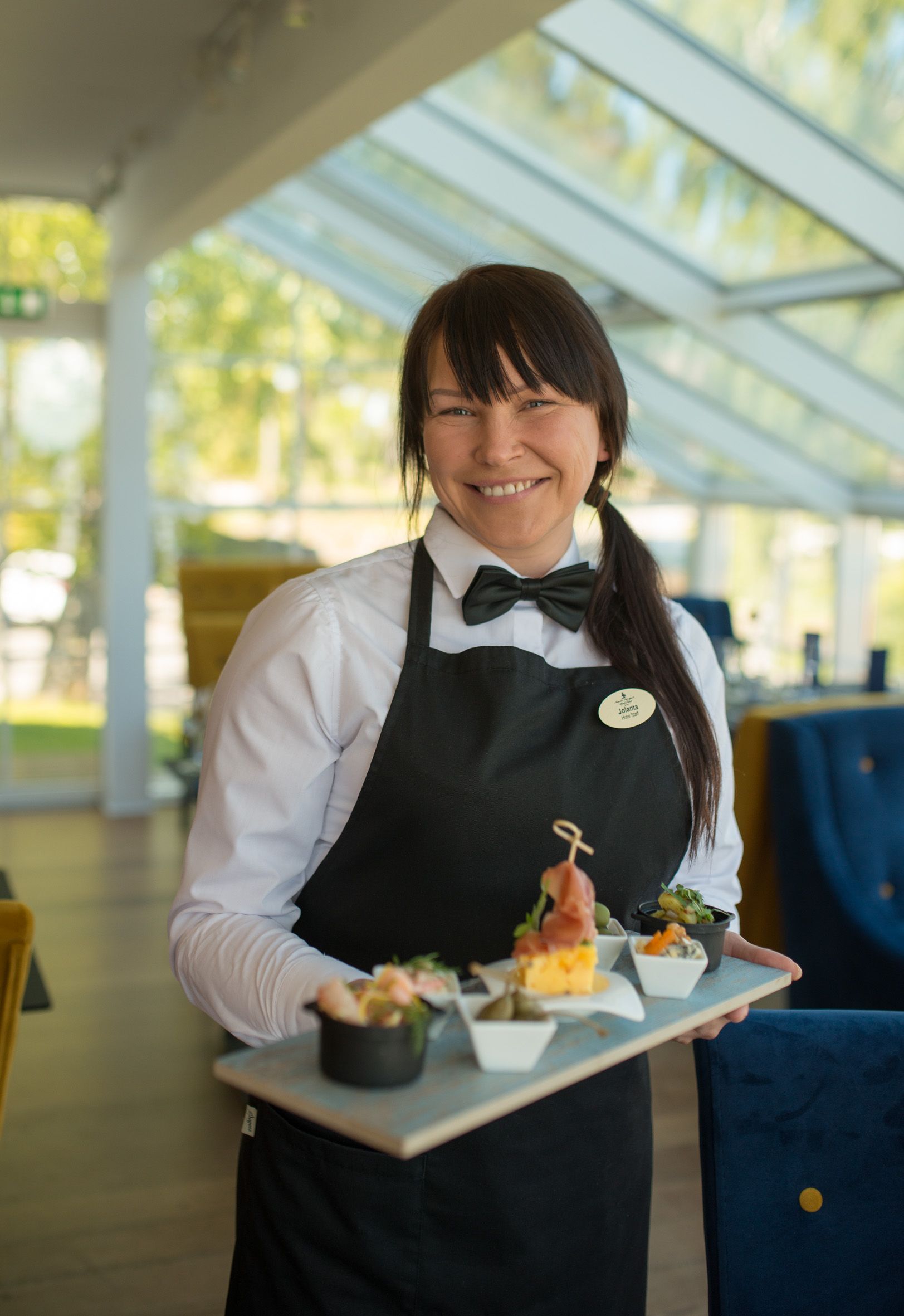 smilende servitør på hotellets restaurant