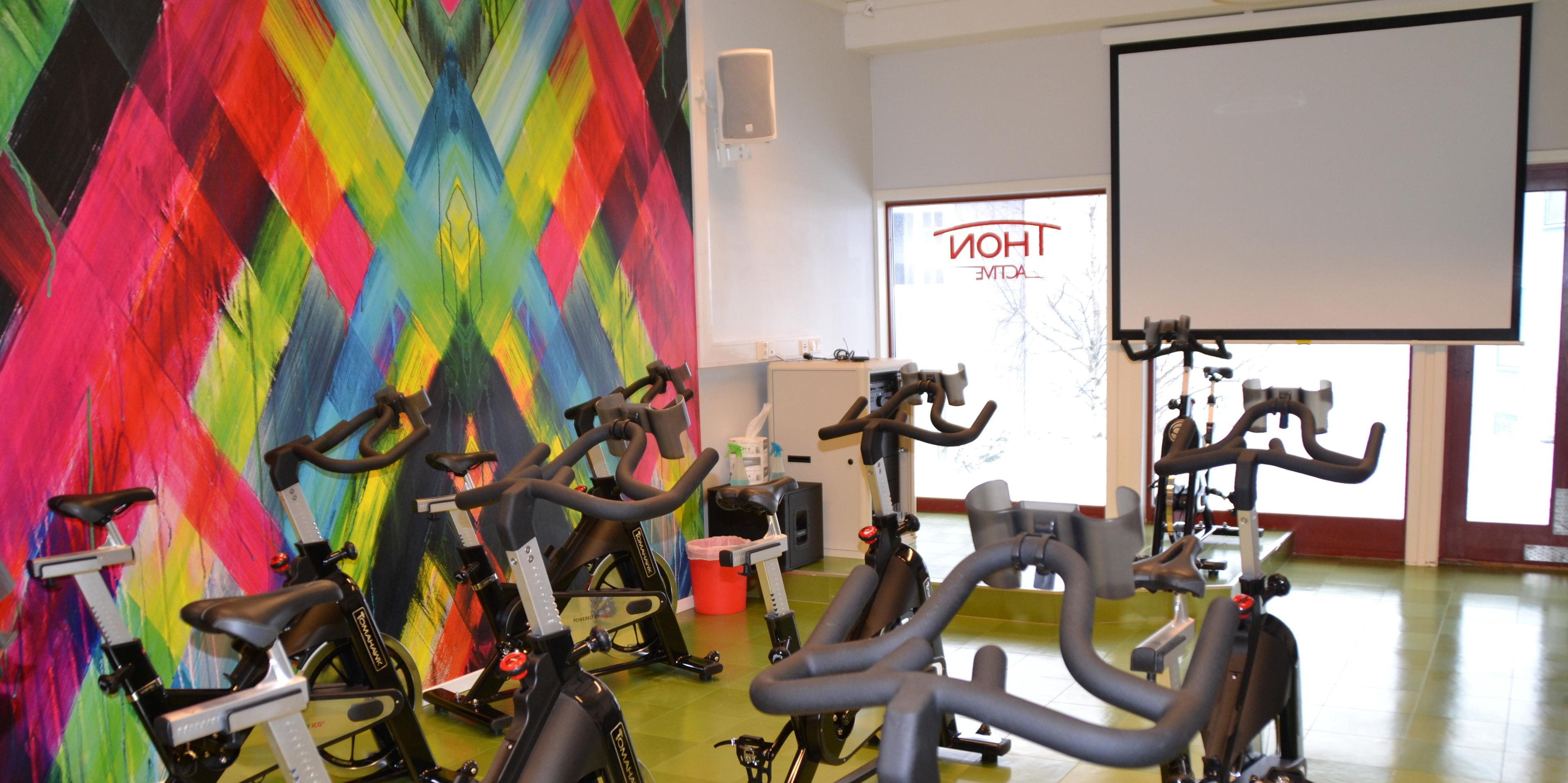 Spinningsal med 15 sykler og prosjektor