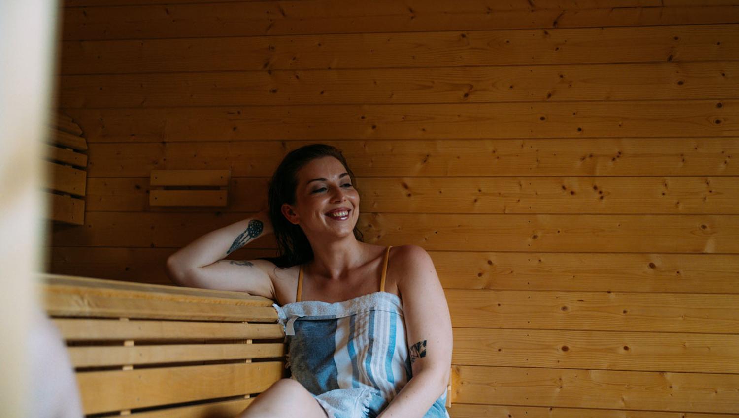 dame i badstue til Skogens rom