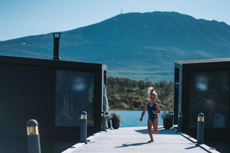 jente ved flytende sauna på Gausta