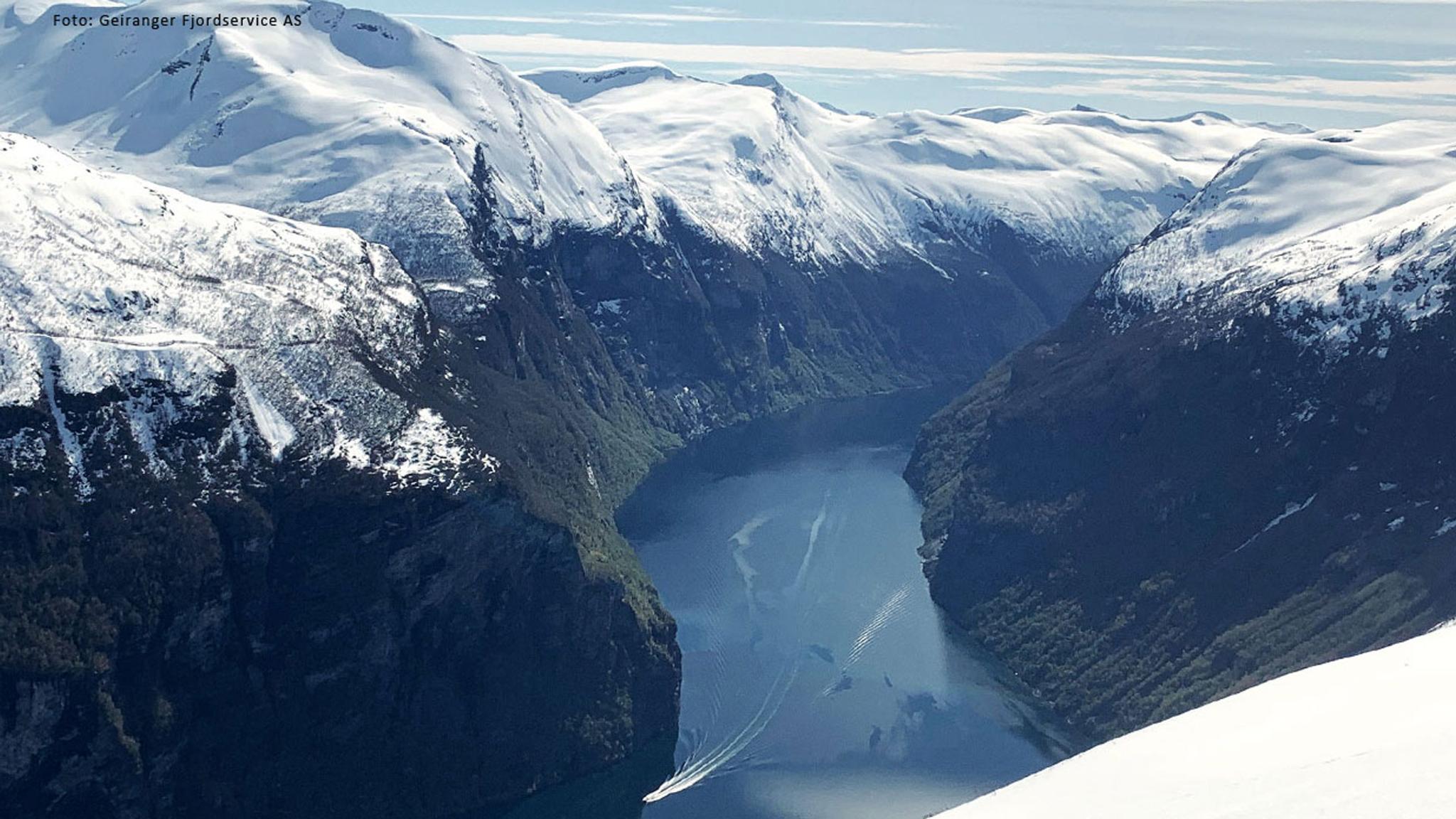 Sightseeing med båt i Geirangerfjorden på vinter