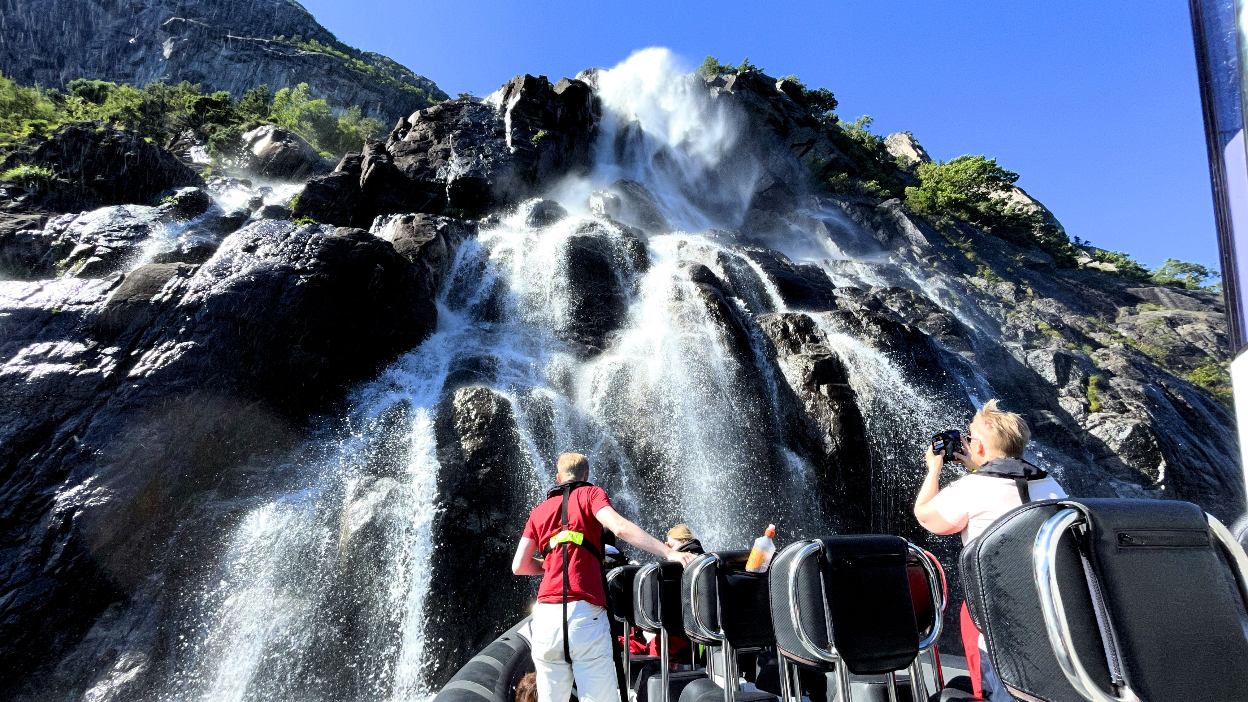 Feel the fresh water of Hengjanefossen