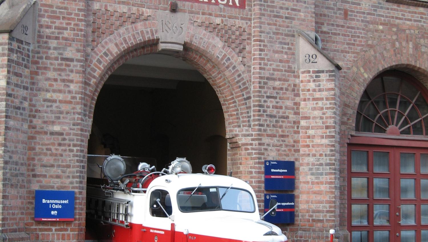 Eksteriørbilde av museet med en veteran brannbil.