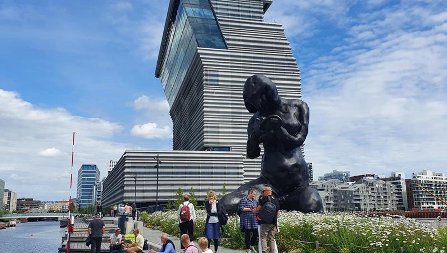 Skulpturen "The Mother" med MUNCH i bakgrunnen