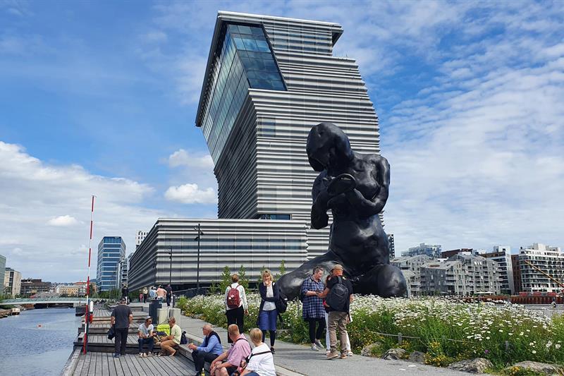 The sculpture "The Mother" with MUNCH in the background
