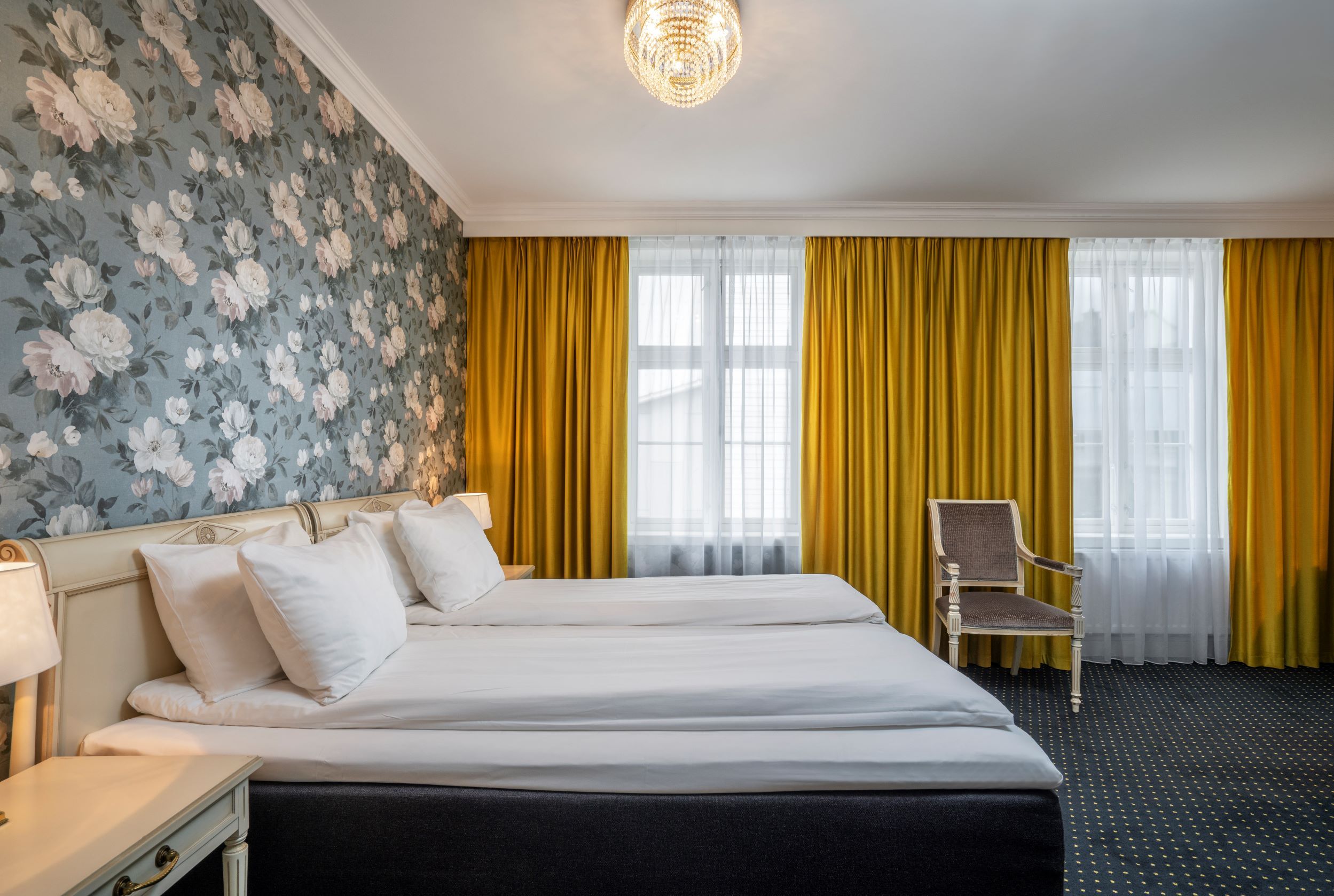 Lyst og romsleg hotellrom på Thon Hotel Sandven, med eksklusivt interiør og sjarmerande detaljer.