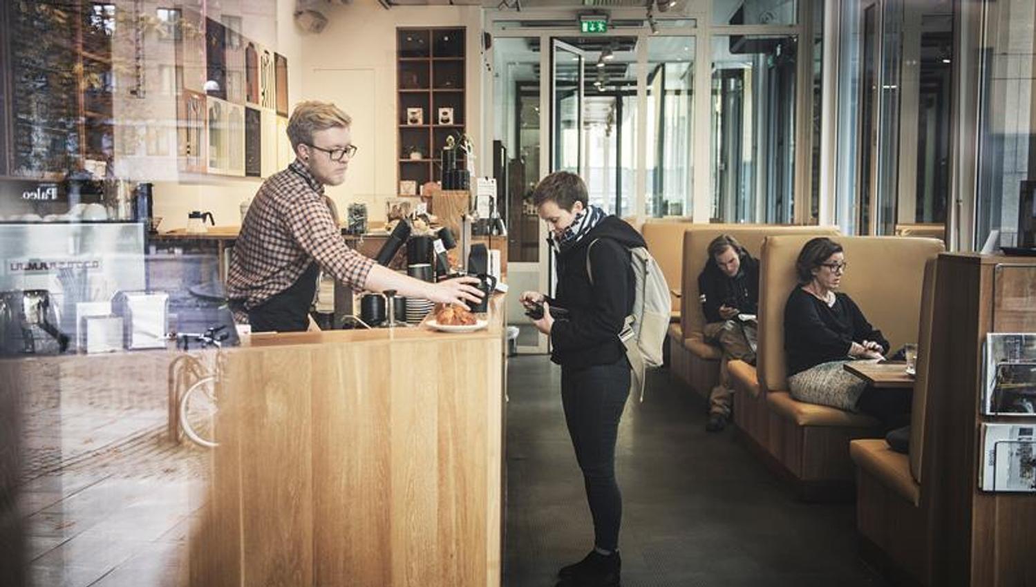 gjest venter på bestillingen sin ved baren