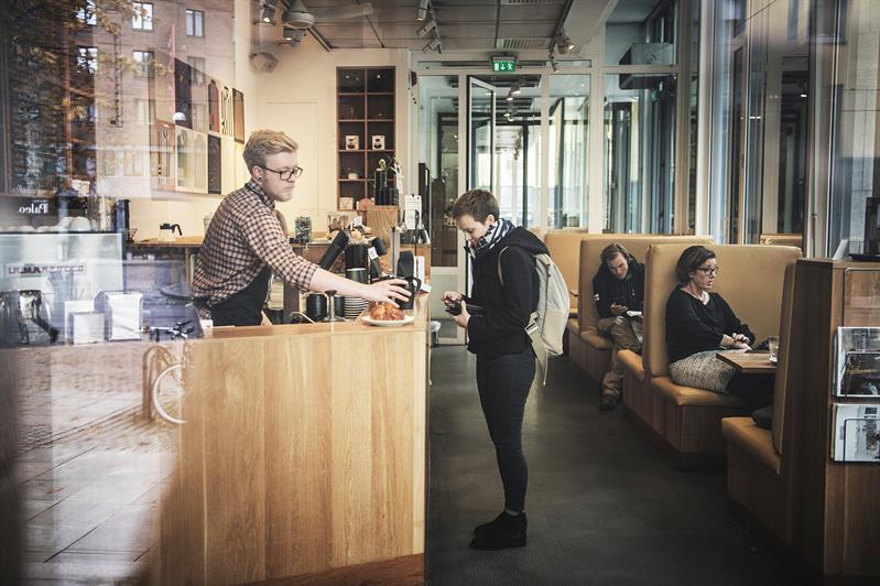 gjest venter på bestillingen sin ved baren