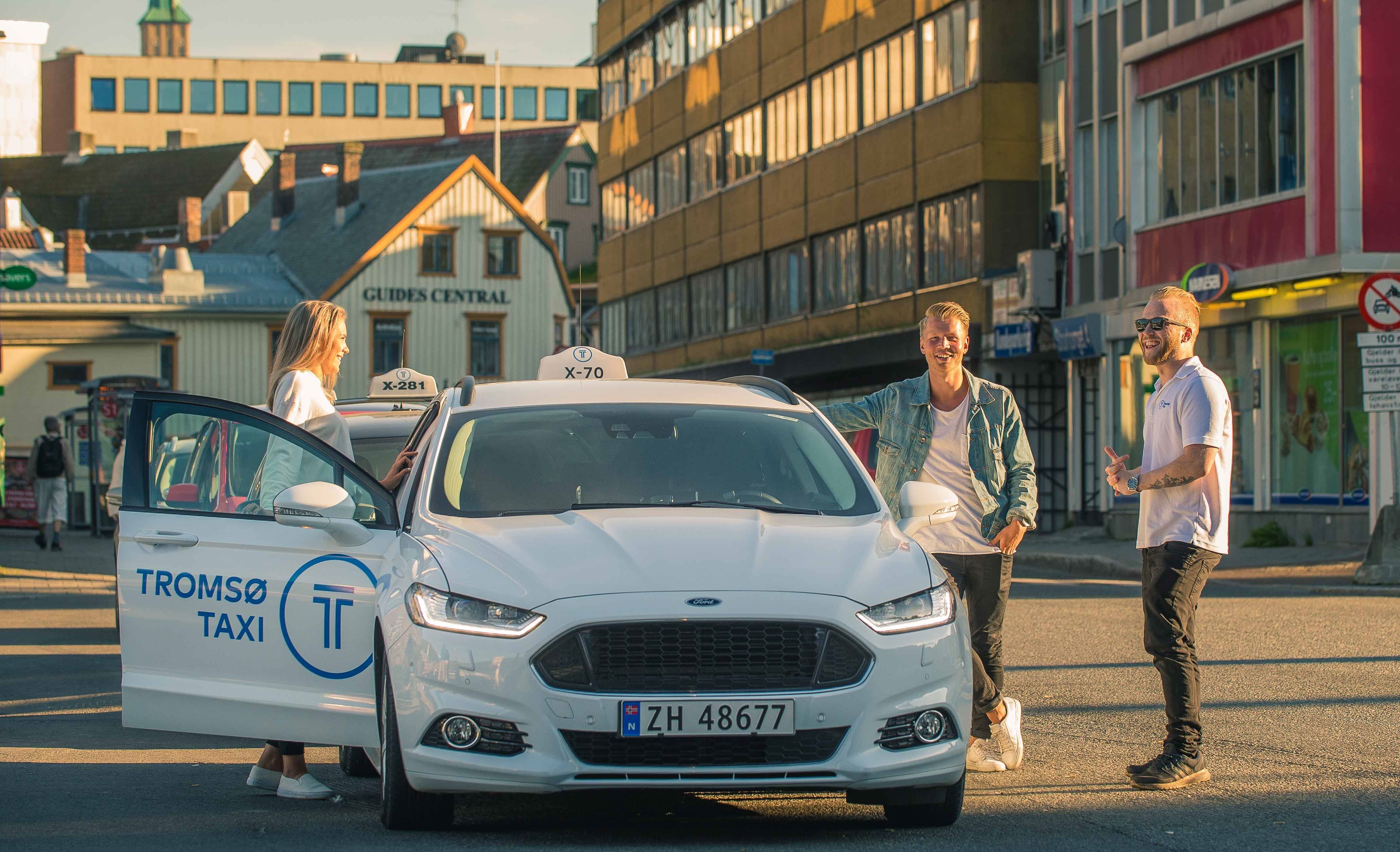 Reisende gjester på tur inn i taxi.