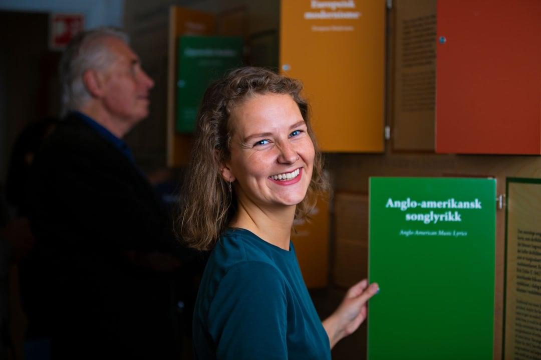 Unge dame ved lyrikkveggen foto Ingvil Skeie Ljones