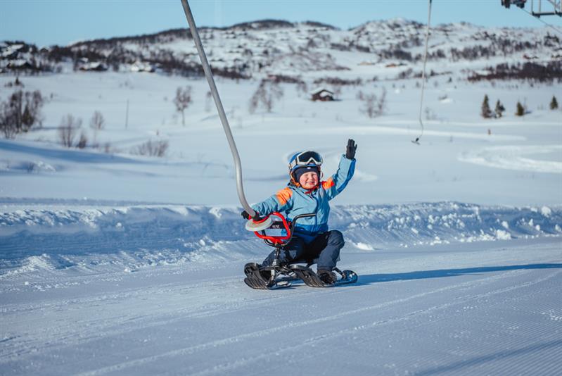 barn på rattkjelke på Vierli skisenter