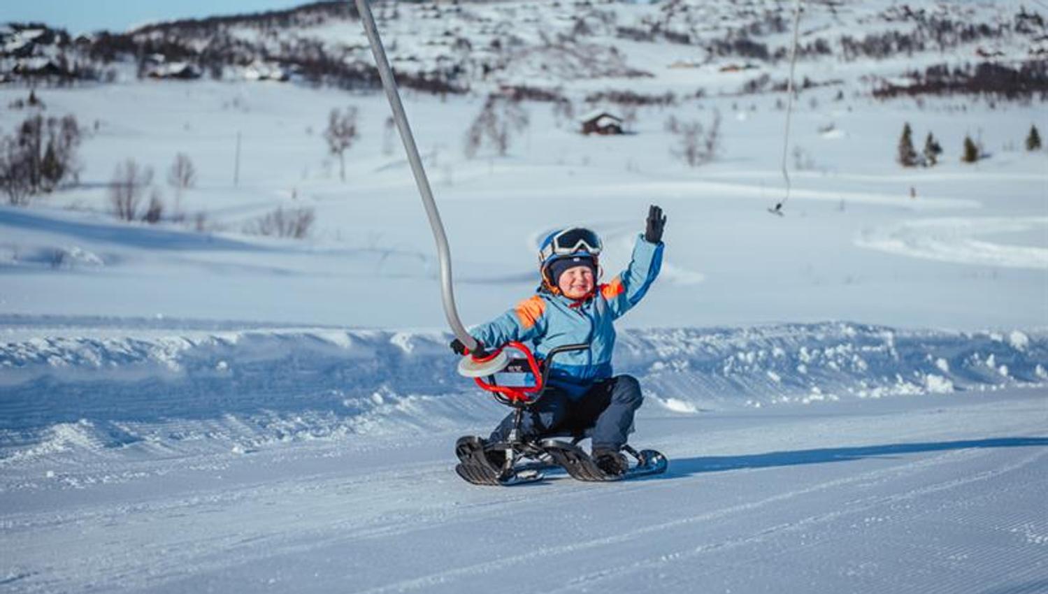 barn på rattkjelke på Vierli skisenter