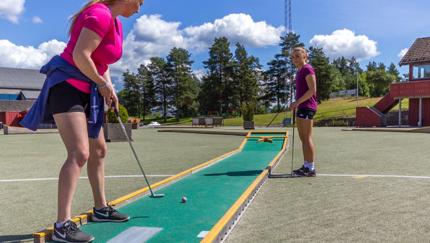 girls play mini golf in Skien leisure park