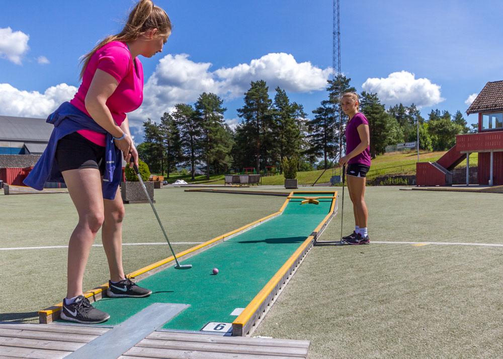 girls play mini golf in Skien leisure park