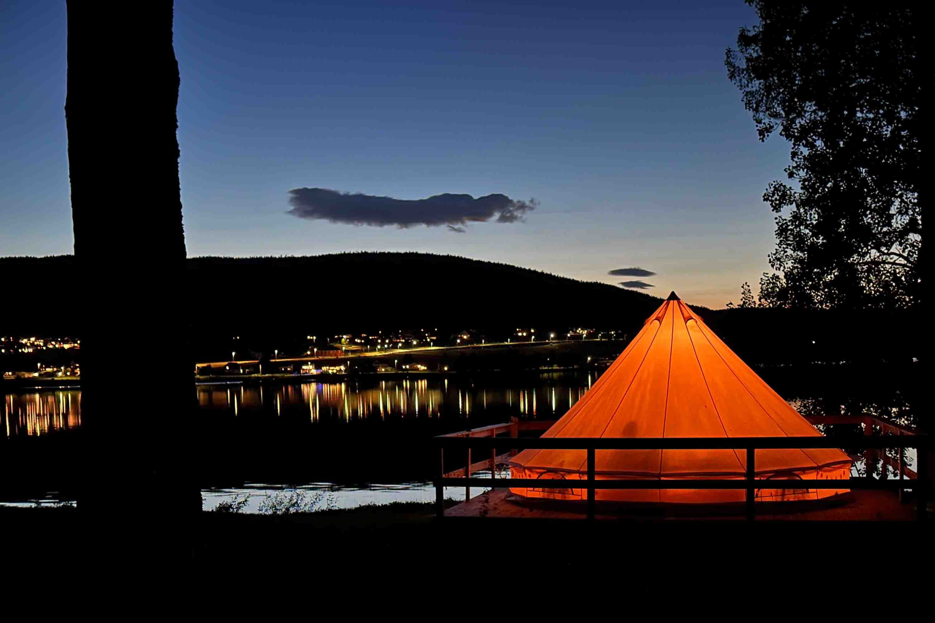 Glamping på Thorbjørnrud Hotel - Telt i solnedgangen