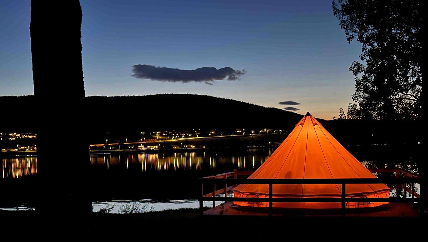 Glamping på Thorbjørnrud Hotel - Telt i solnedgangen