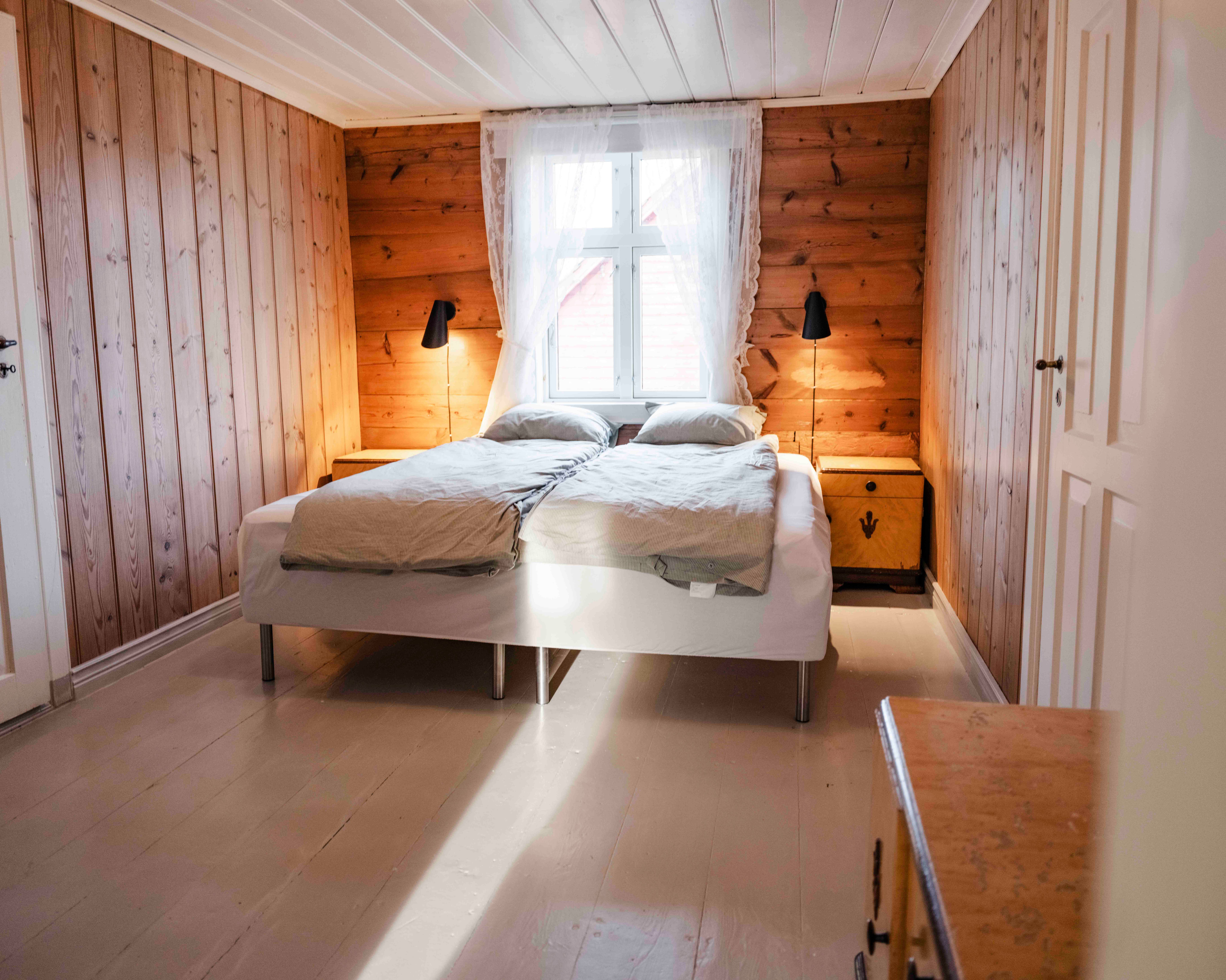 Lyst og innbydande soverom med dobbeltseng på Stigen Fjordlodge i Hardanger.
