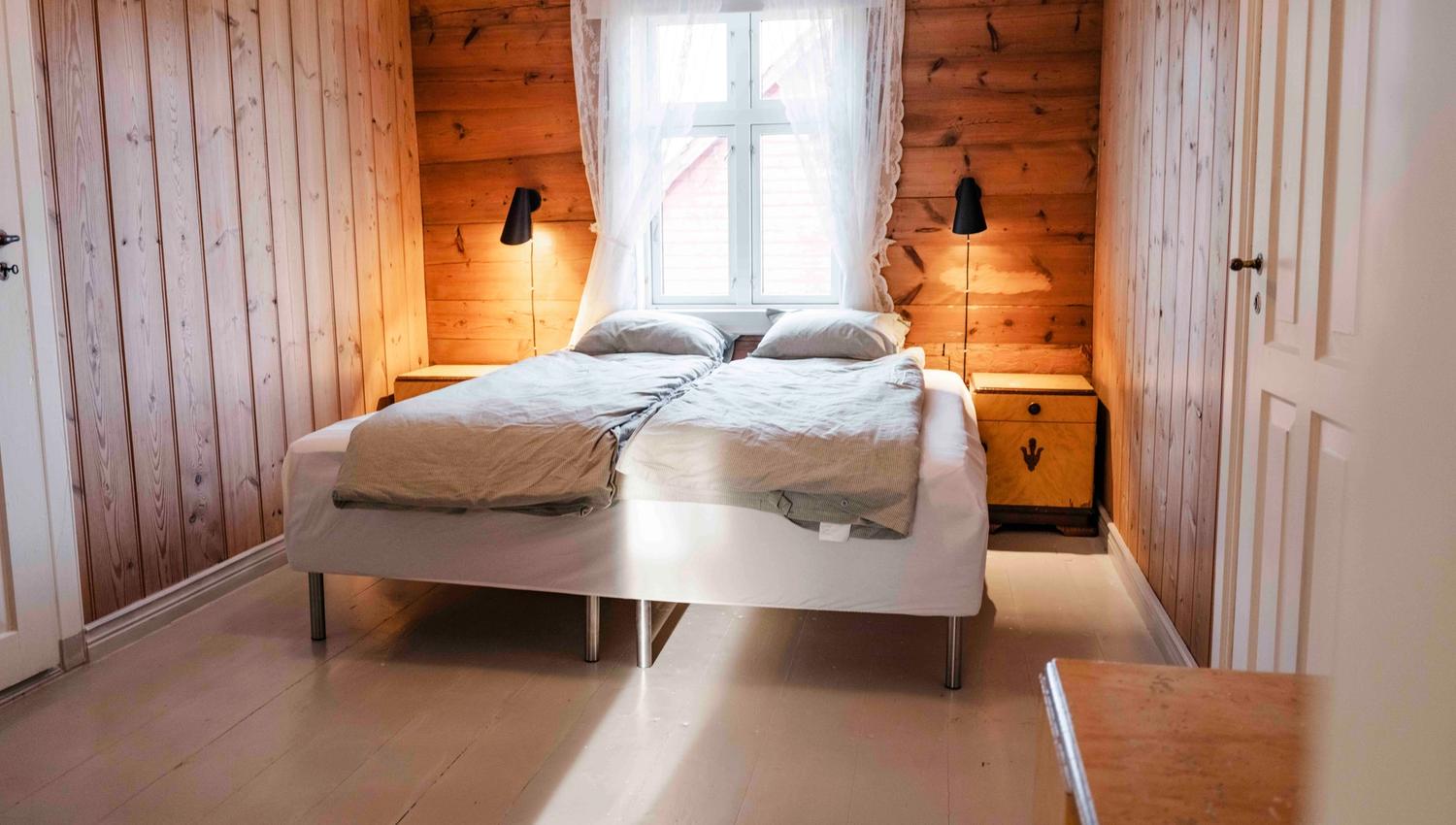 Lyst og innbydande soverom med dobbeltseng på Stigen Fjordlodge i Hardanger.