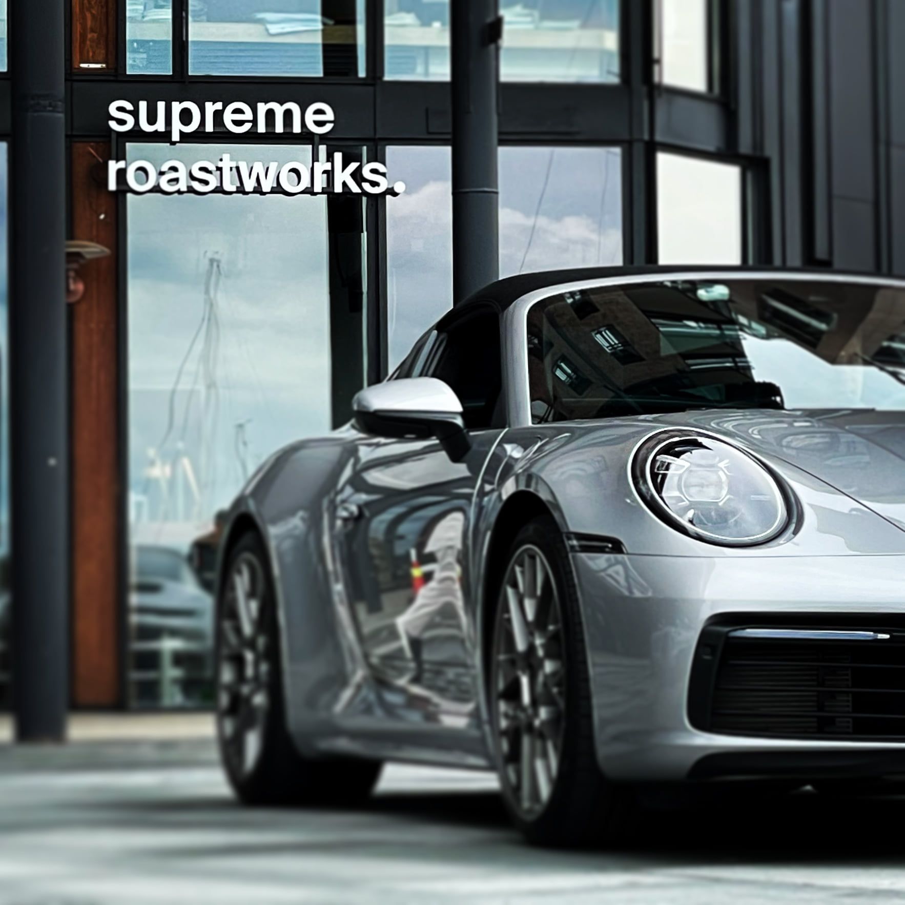 en porsche inne i et utstillingsrom