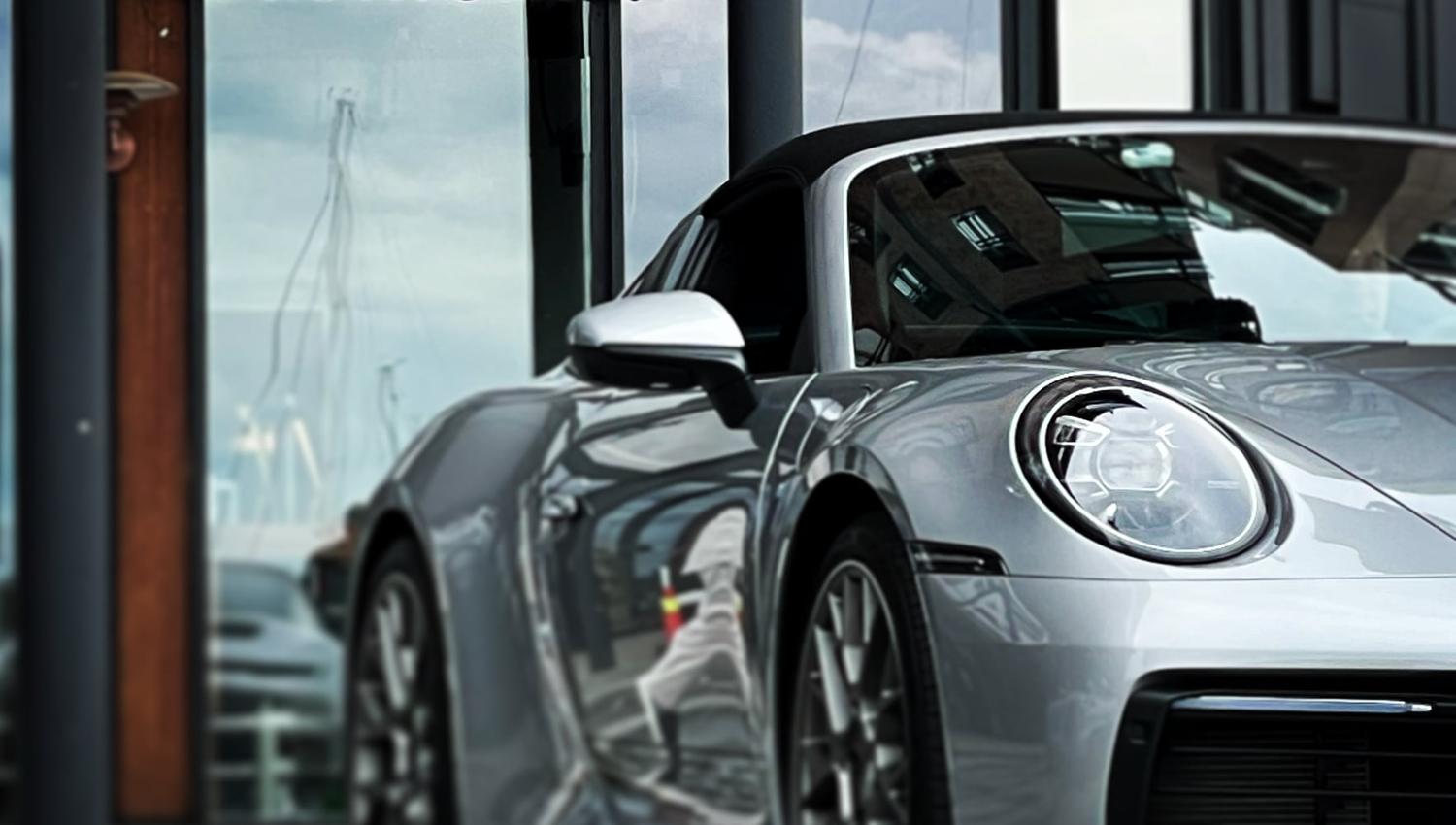 en porsche inne i et utstillingsrom