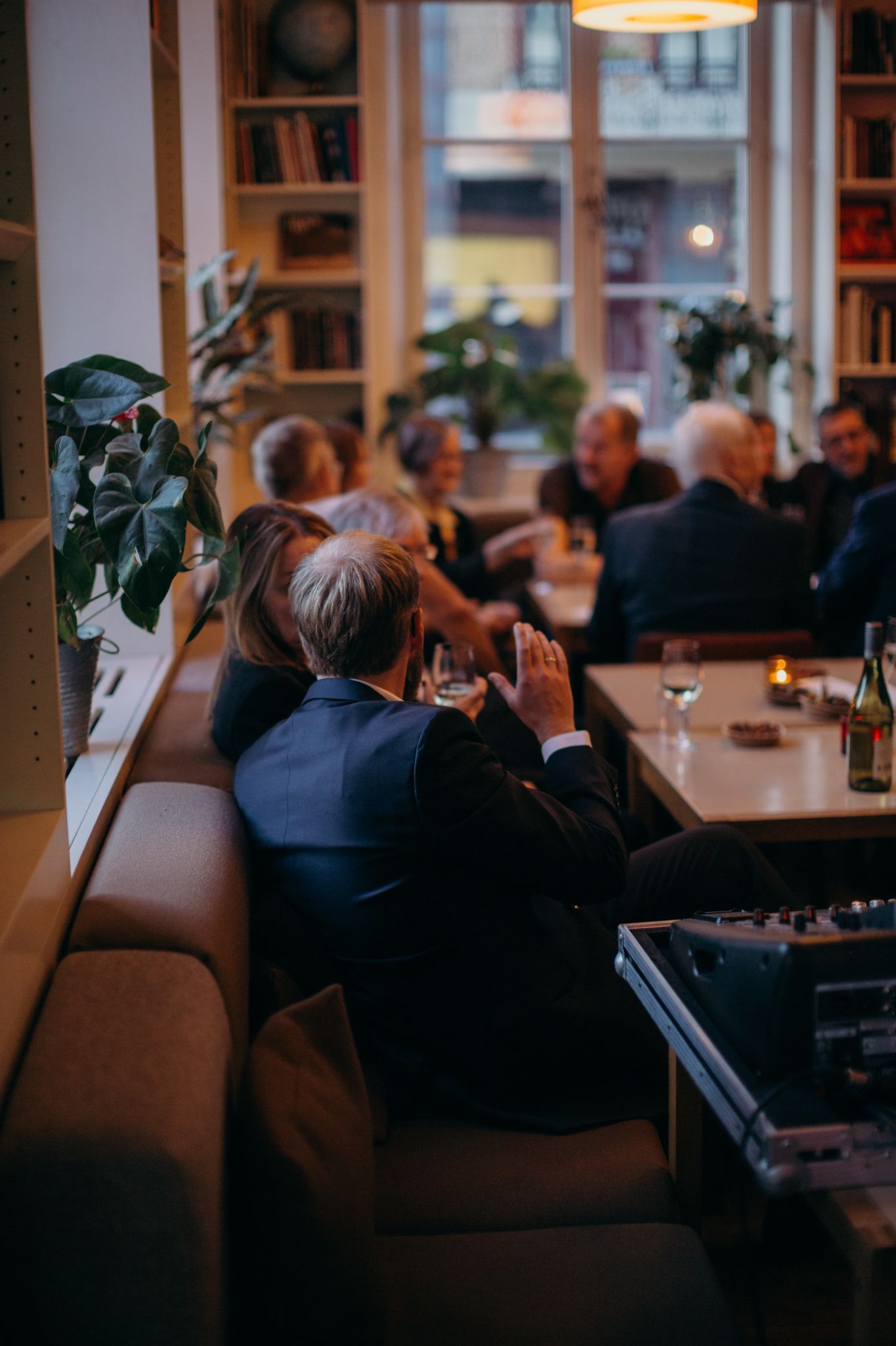 Stemningsbilde: gjester i baren