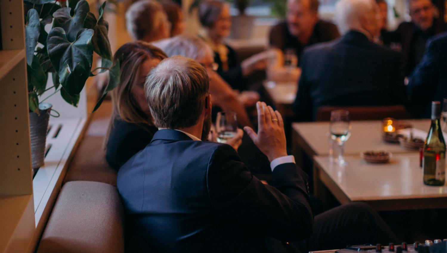 Stemningsbilde: gjester i baren