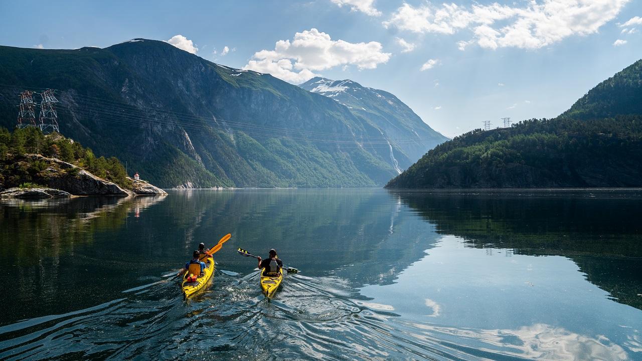 5 hours guided fjord paddle with a guide in Valldal