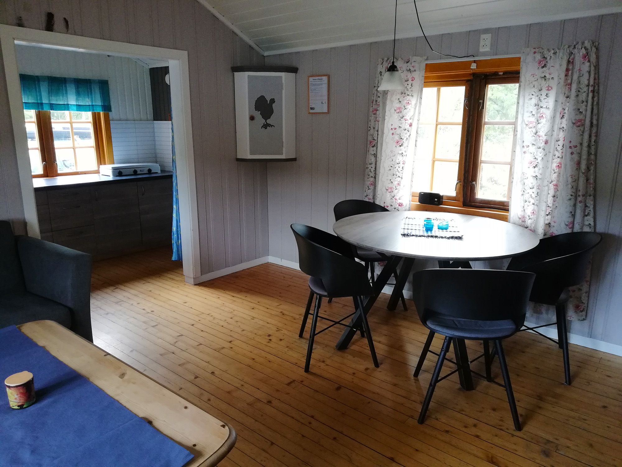 Spisebord og kjøkken i Rokstjøhtta