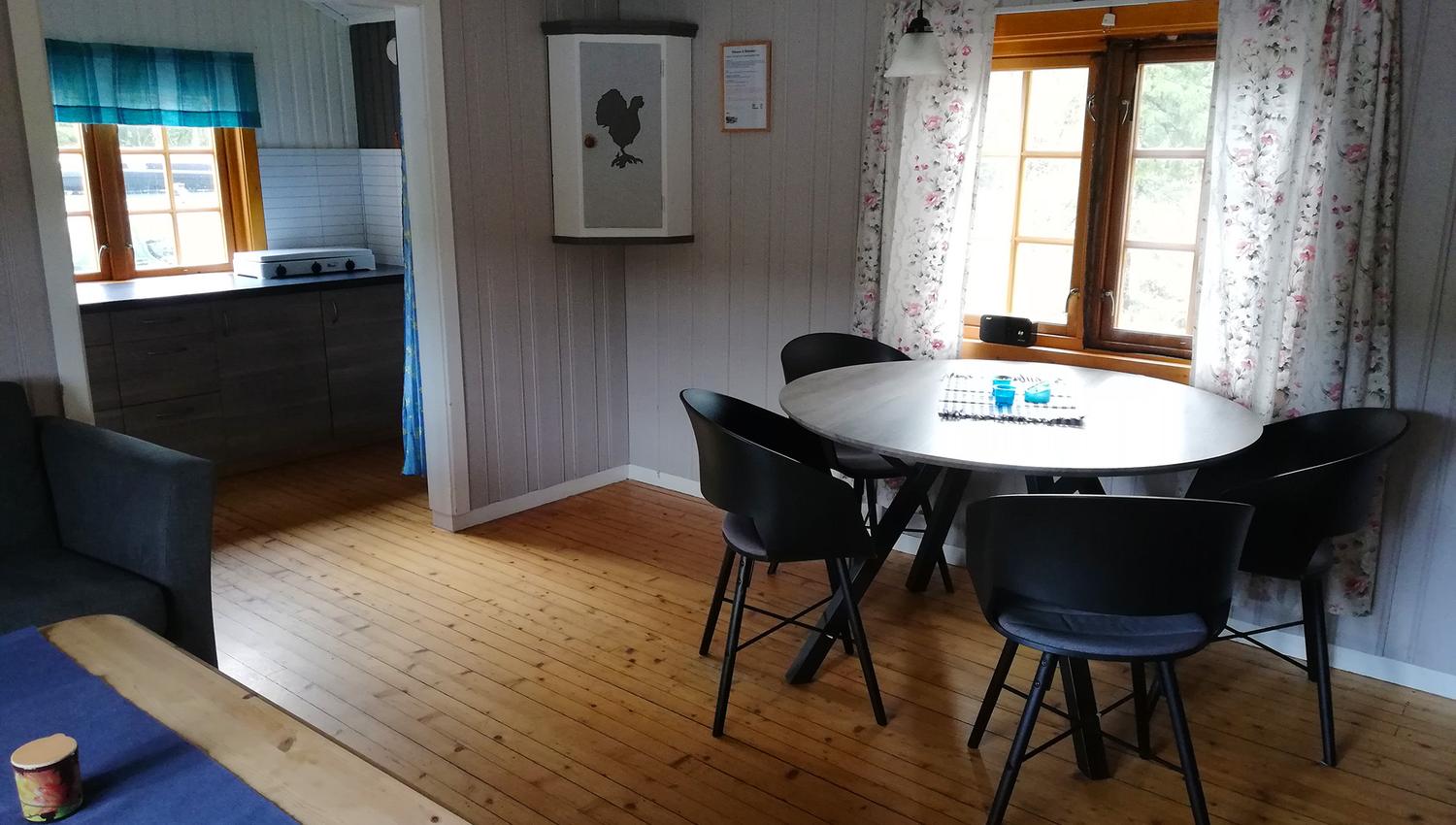 Spisebord og kjøkken i Rokstjøhtta