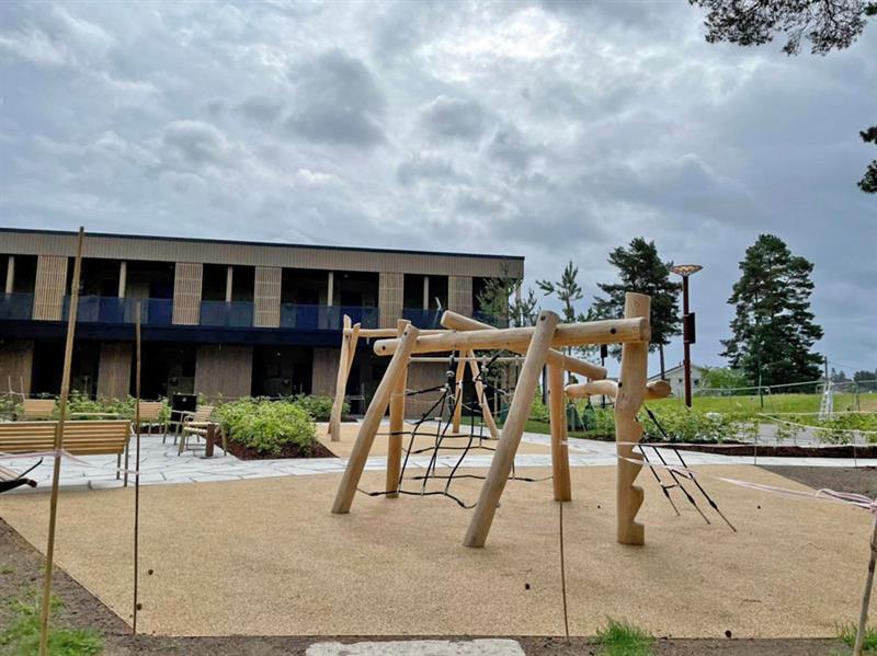 The newly built Hotell fritidsparken from the outside with a playground