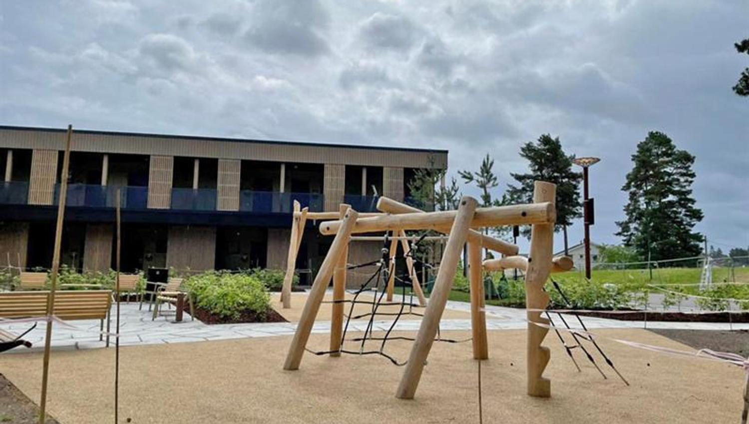 The newly built Hotell fritidsparken from the outside with a playground