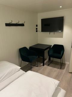 soverom med tv Finsnes Gaard