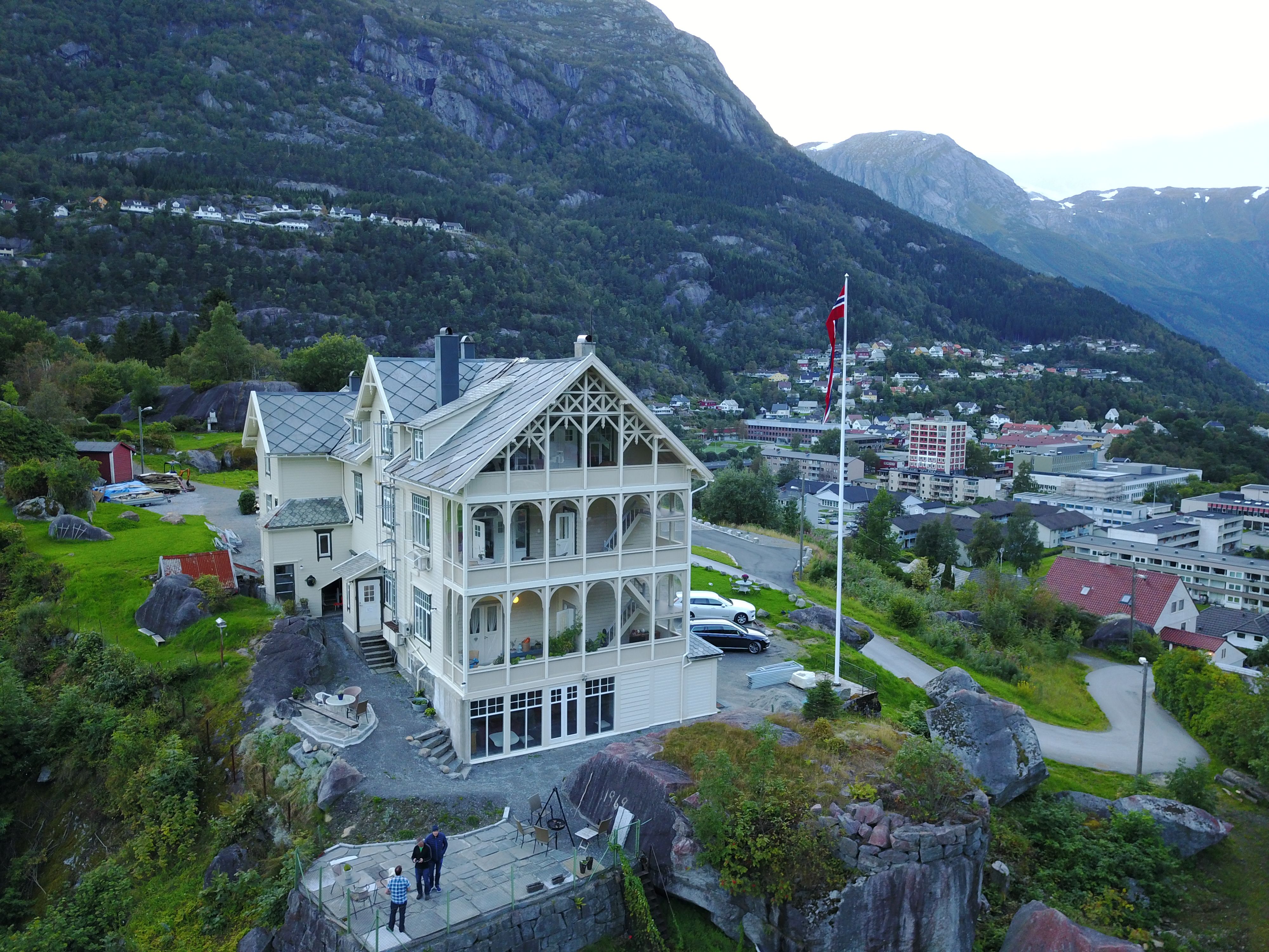 Vikinghaug Apartments ovanfor Odda sentrum, med panoramautsikt mot fjorden og dei bratte fjellsidene i Hardanger.