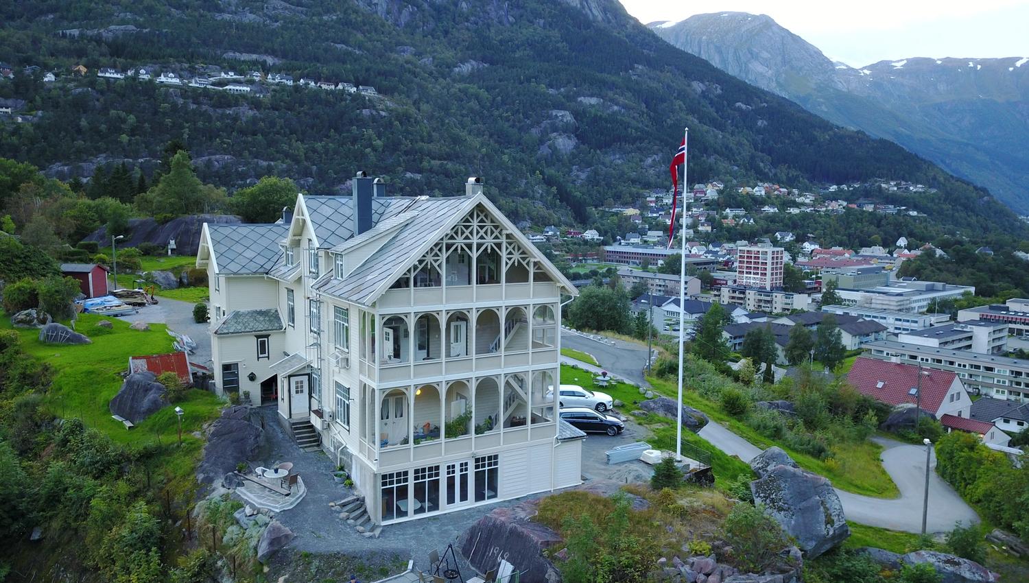 Vikinghaug Apartments ovanfor Odda sentrum, med panoramautsikt mot fjorden og dei bratte fjellsidene i Hardanger.