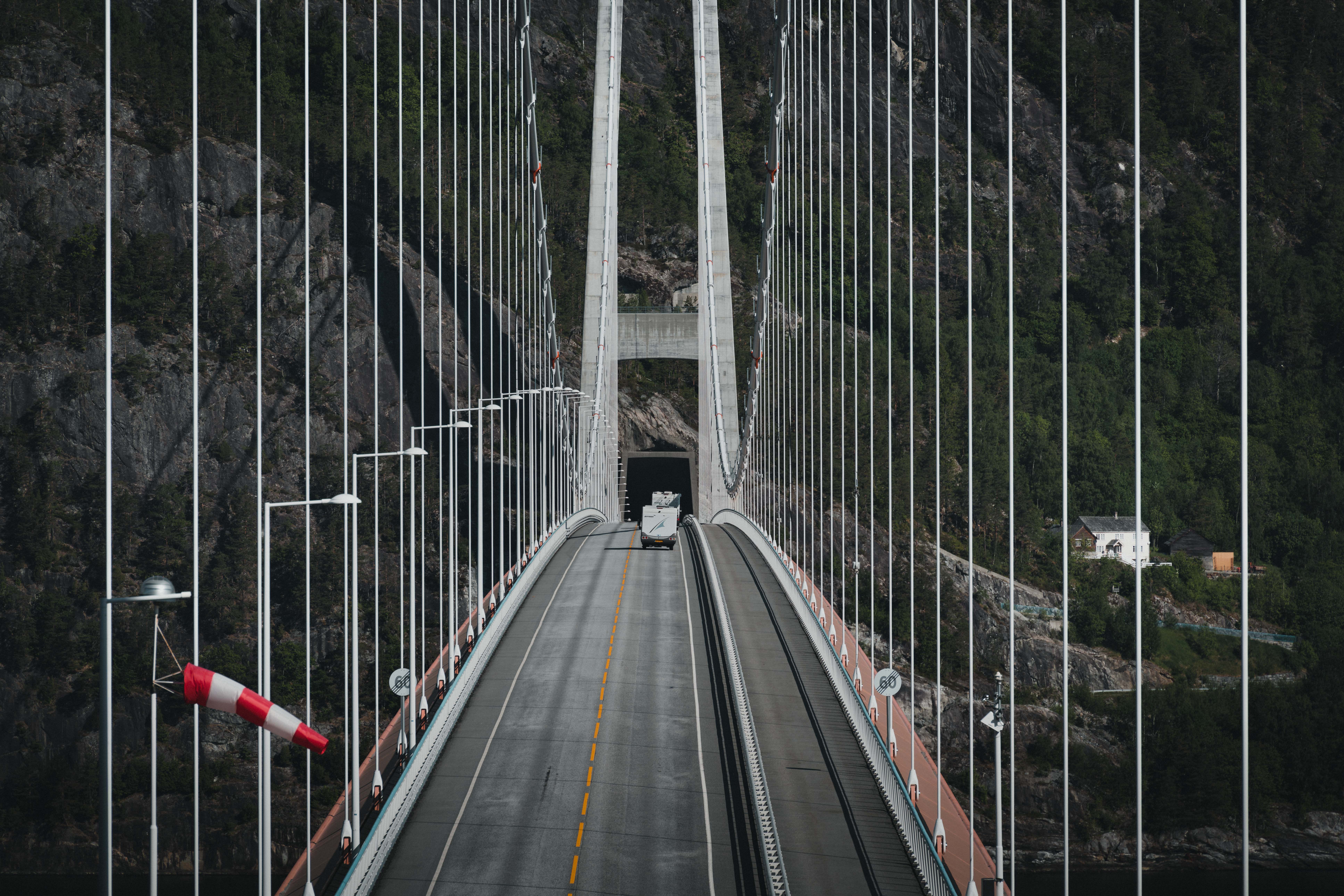 Utsikt over veien på Hardangerbrua.