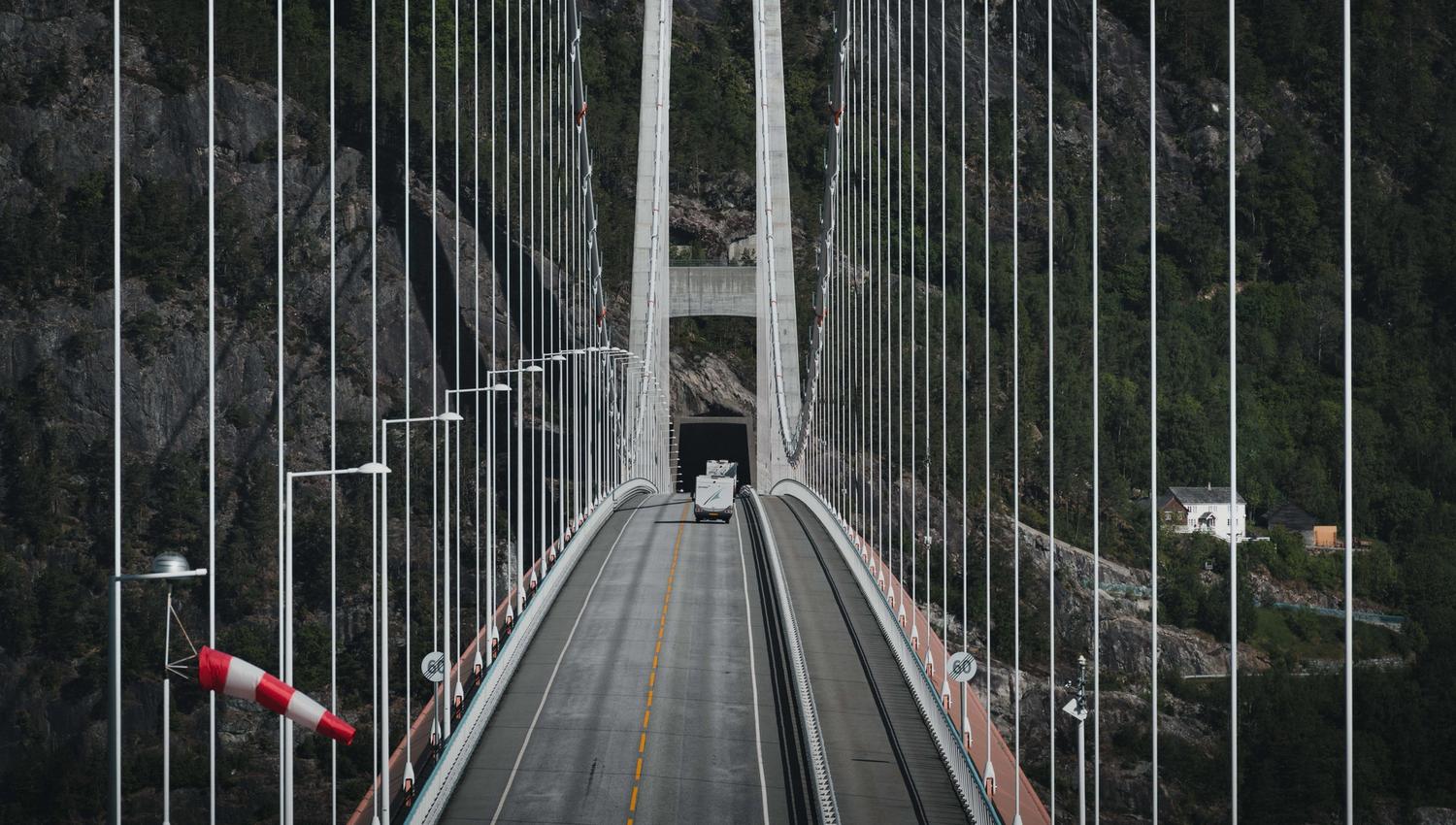 Utsikt over veien på Hardangerbrua.