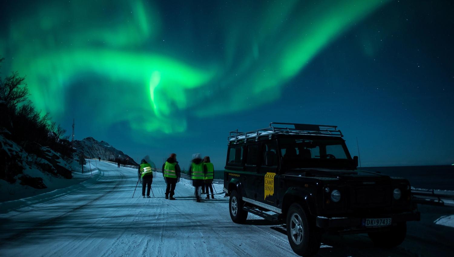 En truck og gjester under nordlyset